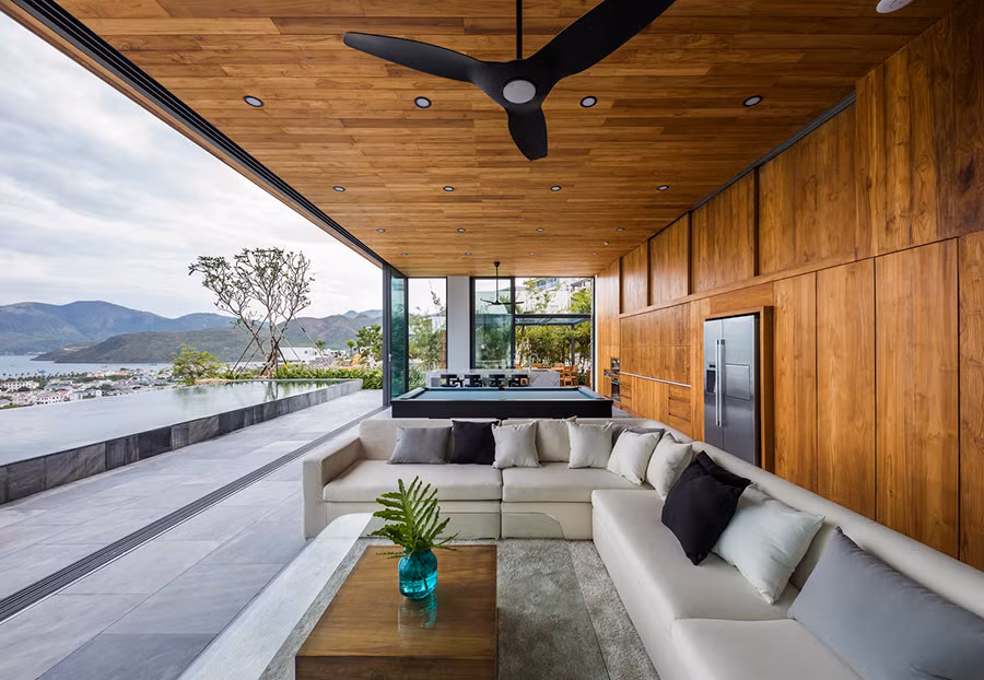 Từ không gian sinh hoạt chung có thể phóng tầm nhìn ra bể bơi, xa xa là vịnh.