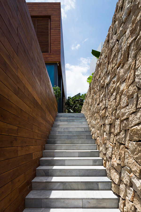 Lối vào nhà bằng cầu thang đi lên.