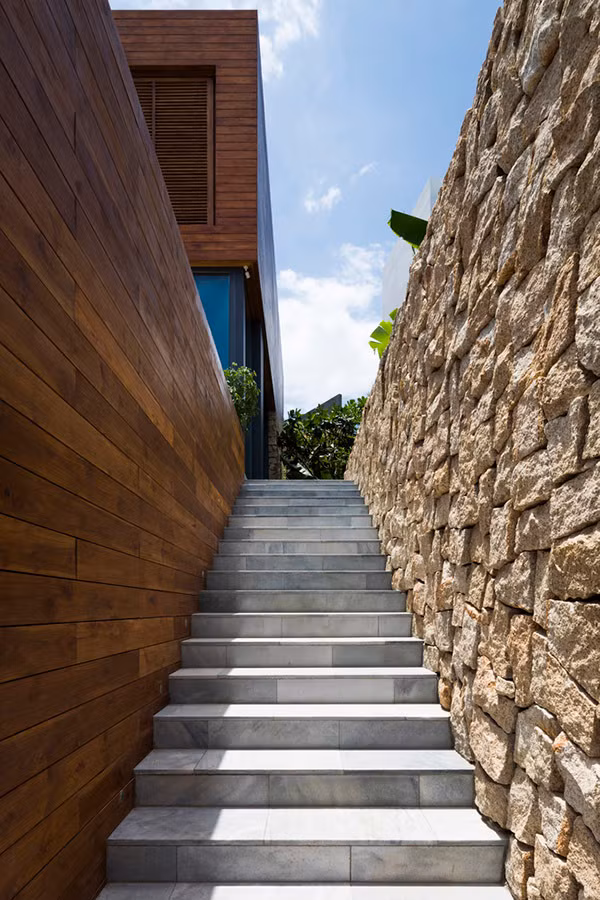 Lối vào nhà bằng cầu thang đi lên.