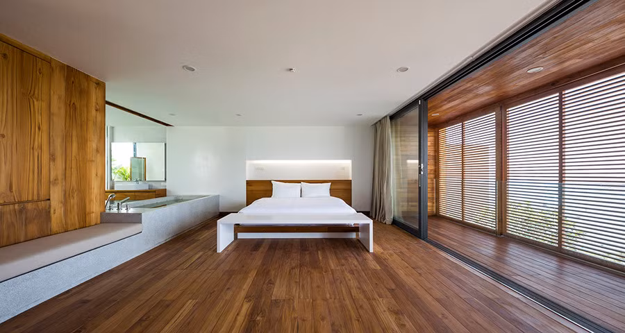 Trong đó, một phòng ngủ có khu vực vệ sinh liên thông với giường ngủ.