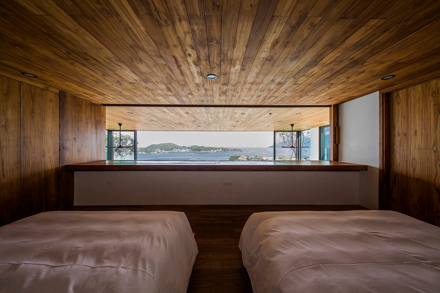 Từ phòng ngủ này có tầm nhìn ra khu vực sinh hoạt chung.