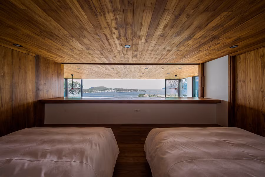 Từ phòng ngủ này có tầm nhìn ra khu vực sinh hoạt chung.