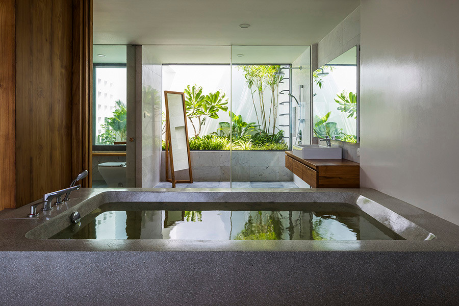 Bồn tắm nằm được đặt kế bên giường ngủ.