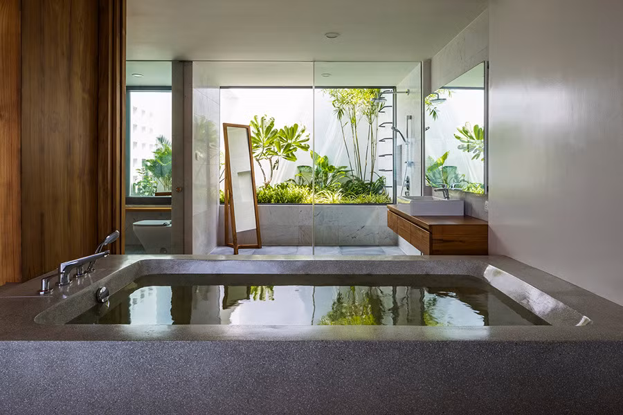 Bồn tắm nằm được đặt kế bên giường ngủ.