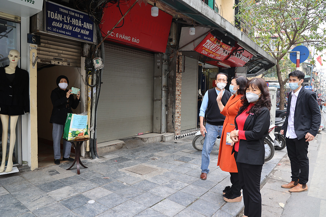 Niềm vui của F0 điều trị tại nhà khi nhận đồ Tết.