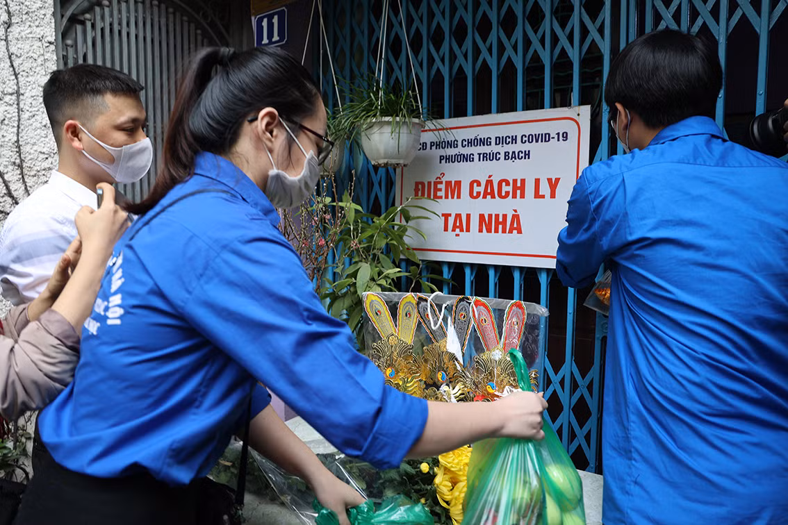Sau khi gia đình có F0 tiễn ông Công, ông Táo về trời, các bạn thanh niên tình nguyện sẽ hỗ trợ đi thả cá chép theo đúng phong tục.