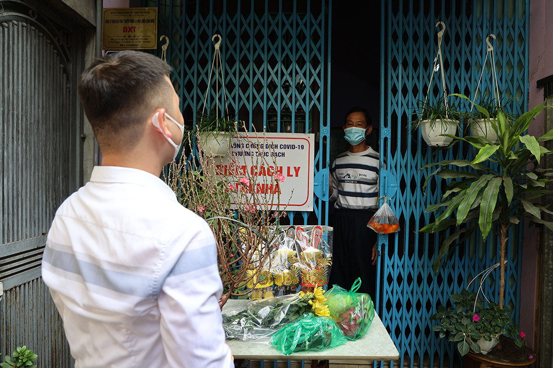 Trong ngày 23 Tháng Chạp, để hỗ trợ các gia đình có F0 thực hiện phong tục cúng ông Công, ông Táo được trọn vẹn, lực lượng chức năng đã hỗ trợ F0 đi mua đồ cúng lễ.