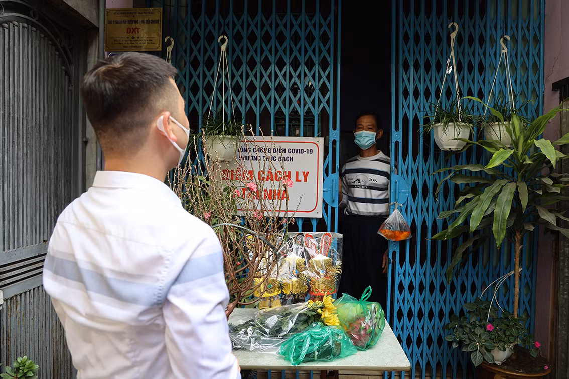 Trong ngày 23 Tháng Chạp, để hỗ trợ các gia đình có F0 thực hiện phong tục cúng ông Công, ông Táo được trọn vẹn, lực lượng chức năng đã hỗ trợ F0 đi mua đồ cúng lễ.
