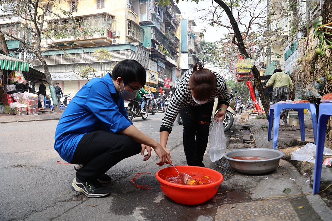 Tại phường Trúc Bạch (quận Ba Đình), các bạn thanh niên tình nguyện đã đi mua các chép, đồ cũng lễ để mang tới từng nhà có F0.