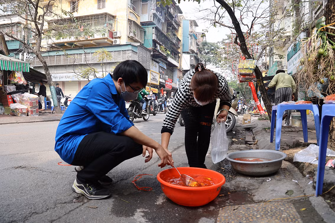 Tại phường Trúc Bạch (quận Ba Đình), các bạn thanh niên tình nguyện đã đi mua các chép, đồ cũng lễ để mang tới từng nhà có F0.