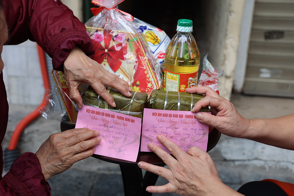 Những gói quà được xếp tại điểm tiếp nhận đồ.