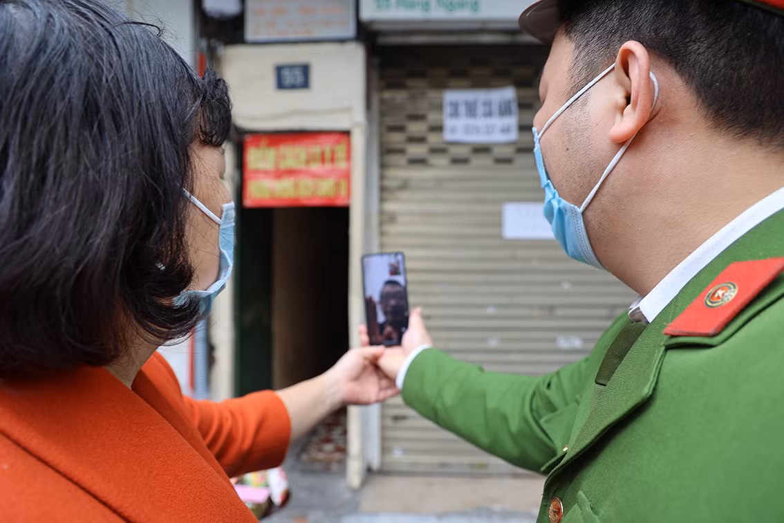 Tại phường Hàng Đào (quận Hoàn Kiếm), UBND phường cũng đã cử người tới những gia đình có F0 để tặng quà và hỗ trợ việc mua sắm đồ cúng lễ.