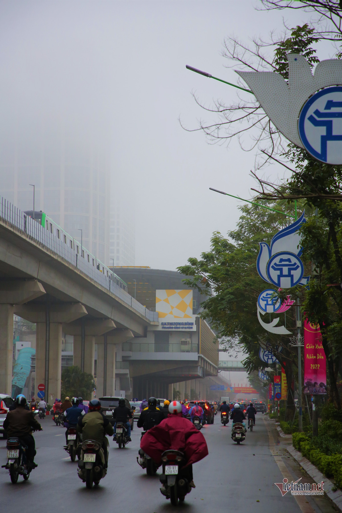 Từ đêm ngày 28, một đợt gió mùa Đông Bắc mạnh tràn về Bắc Bộ và Bắc Trung Bộ khiến cho khu vực này có mưa dông, trong mưa dông có khả năng xảy ra lốc, sét, mưa đá và gió giật mạnh. Sau đó, không khí lạnh luôn được bổ sung.