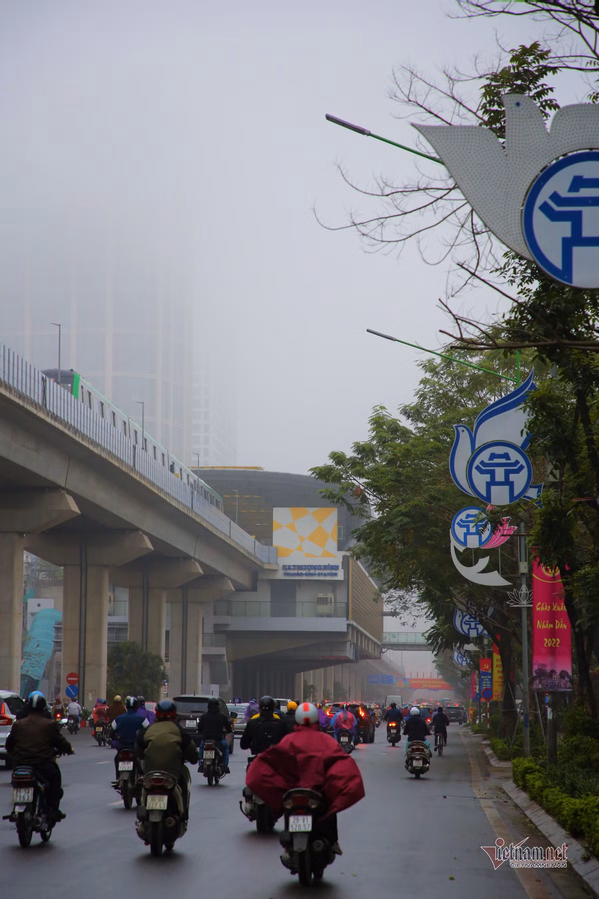 Từ đêm ngày 28, một đợt gió mùa Đông Bắc mạnh tràn về Bắc Bộ và Bắc Trung Bộ khiến cho khu vực này có mưa dông, trong mưa dông có khả năng xảy ra lốc, sét, mưa đá và gió giật mạnh. Sau đó, không khí lạnh luôn được bổ sung.