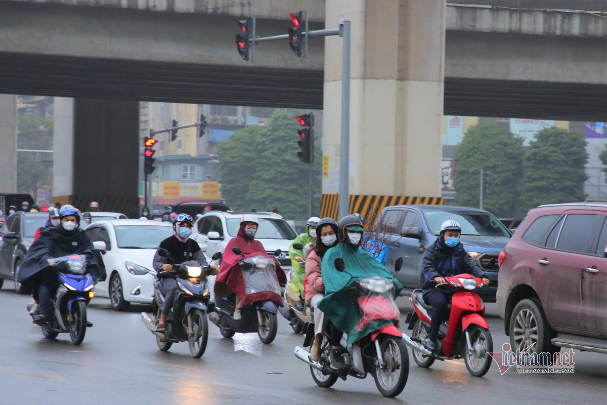 Nhiều đường rơi vào tình trạng ùn tắc cục bộ kéo dài gần 1km. Có đến 7 làn ô tô đi xếp hàng để lên cầu. Việc đi lại của người dân vào khung giờ cao điểm qua đây gặp khó khăn.