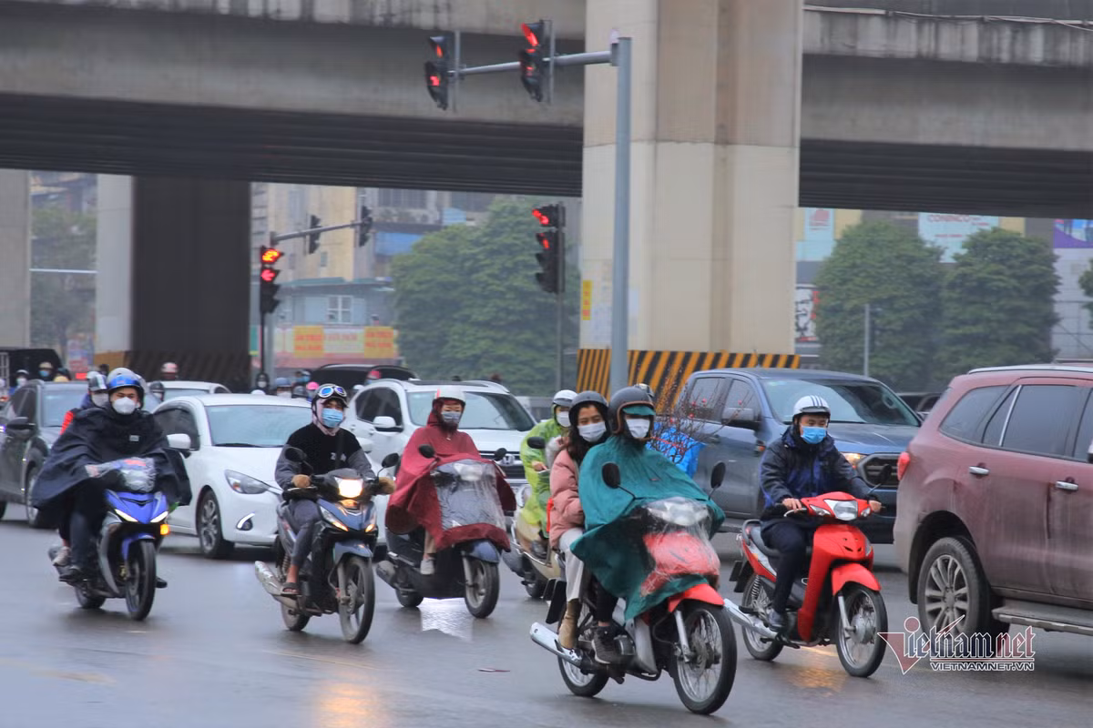 Nhiều đường rơi vào tình trạng ùn tắc cục bộ kéo dài gần 1km. Có đến 7 làn ô tô đi xếp hàng để lên cầu. Việc đi lại của người dân vào khung giờ cao điểm qua đây gặp khó khăn.