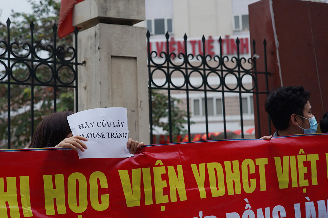 Lý giải với nhân viên về tình trạng nợ lương, Ban Giám đốc Bệnh viện cho biết do từ năm 2019 đến nay Bệnh viện tiến hành tự chủ. Dịch bệnh COVID-19 cũng đang khiến Bệnh viện hoạt động khó khăn nên không đủ kinh phí chi trả lương nhân viên.