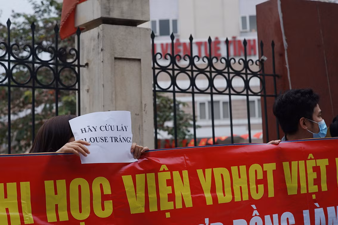 Lý giải với nhân viên về tình trạng nợ lương, Ban Giám đốc Bệnh viện cho biết do từ năm 2019 đến nay Bệnh viện tiến hành tự chủ. Dịch bệnh COVID-19 cũng đang khiến Bệnh viện hoạt động khó khăn nên không đủ kinh phí chi trả lương nhân viên.