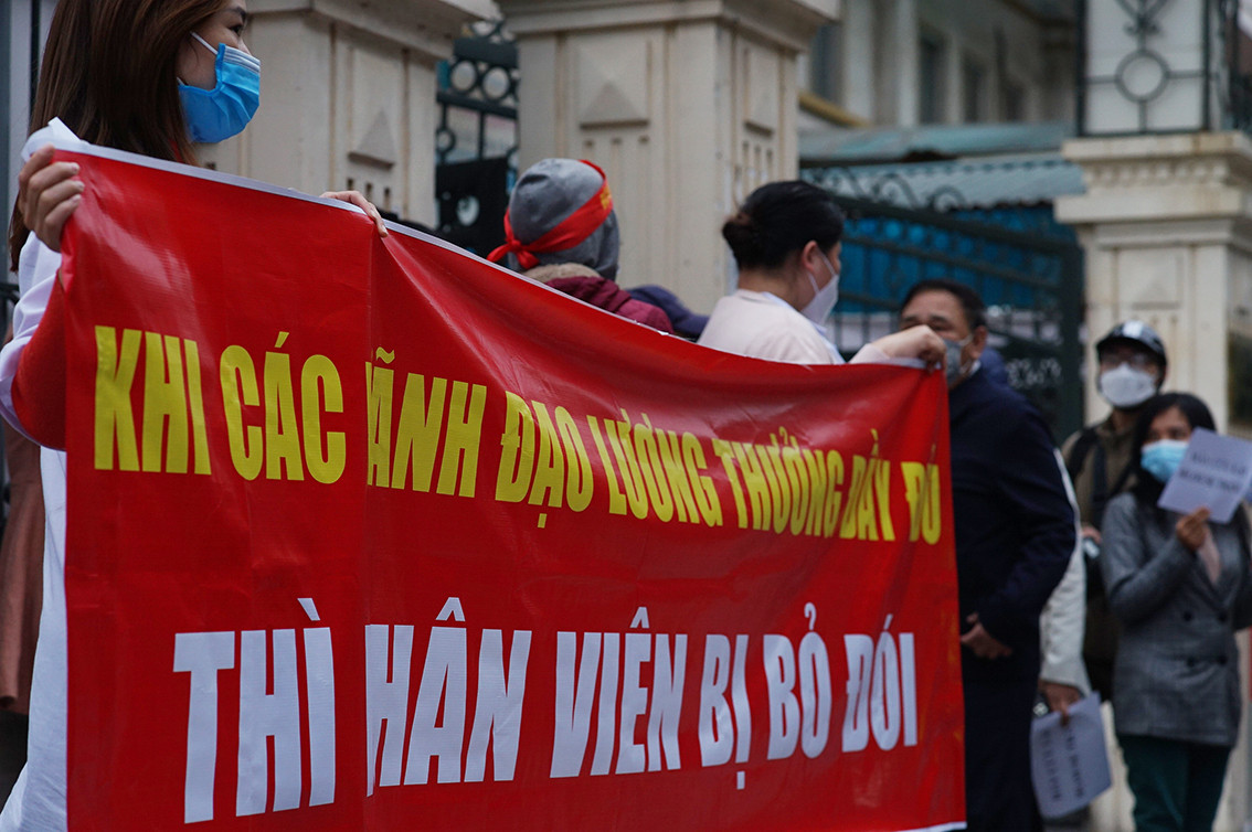 Lãnh đạo Bệnh viện cũng đã thông báo do ảnh hưởng dịch bệnh nên chưa tìm được nguồn thu, chưa có tiền để trả lương tháng 11/2021 cho người lao động. Được biết, từ Tháng 5/2021 đến nay, Bệnh viện Tuệ Tĩnh nợ lương khoảng 600 triệu đồng/mỗi tháng.