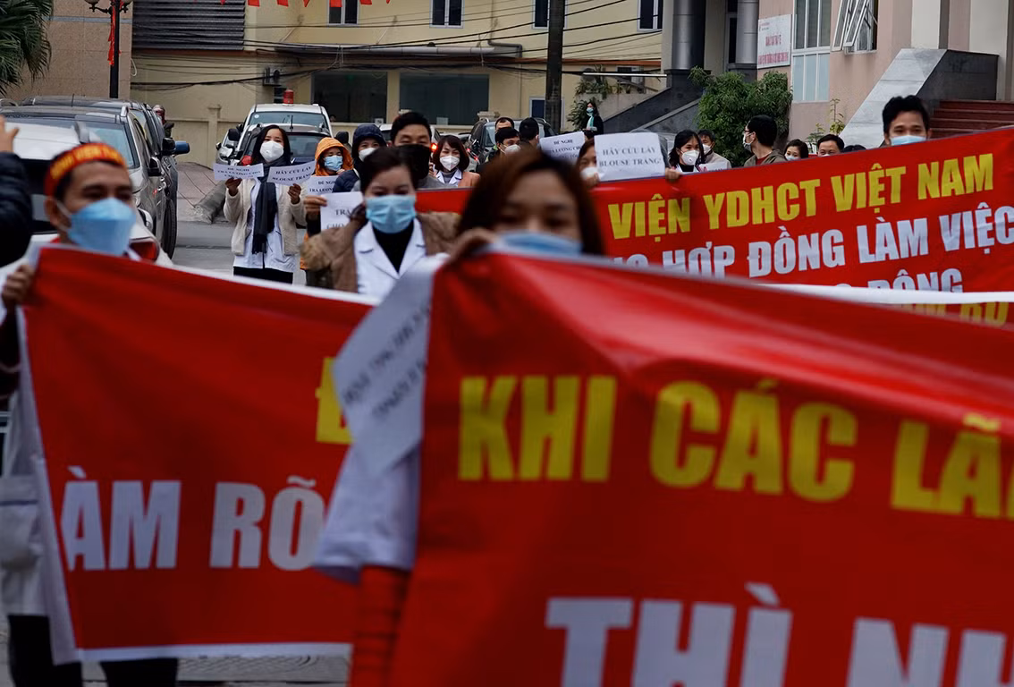 Theo ThS Lê Thanh Bình - chuyên viên Phòng Kế hoạch Tổng hợp Bệnh viện Tuệ Tĩnh, hiện Bệnh viện có 160 nhân viên, bác sĩ nhưng từ Tháng 5/2021 đến nay chỉ nhận được 50% lương.