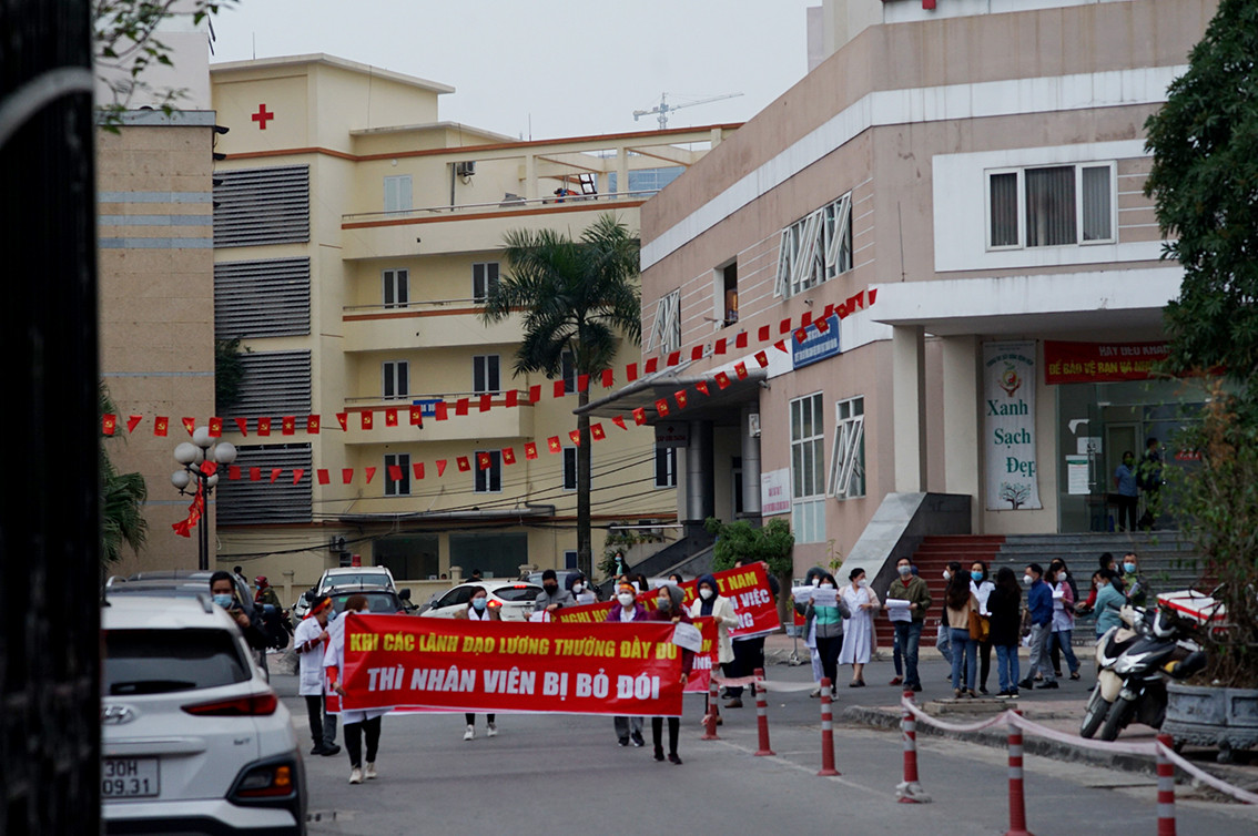 Ngay khi vừa kết thúc giờ làm việc, khoảng 16h30, các bác sĩ, nhân viên đã đồng loạt xuống đường kêu gọi trợ giúp. Đây là chiều thứ 2 tình trạng này xảy ra trước cổng Học viện Y Dược học Cổ truyền Việt Nam.