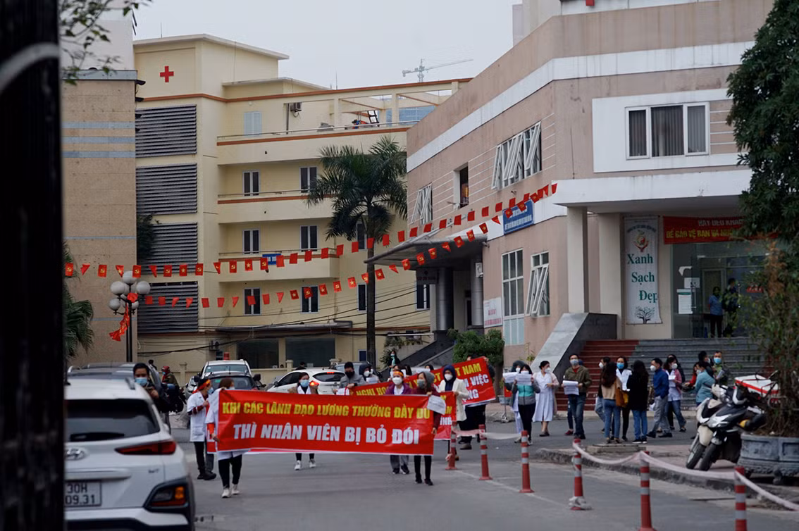 Ngay khi vừa kết thúc giờ làm việc, khoảng 16h30, các bác sĩ, nhân viên đã đồng loạt xuống đường kêu gọi trợ giúp. Đây là chiều thứ 2 tình trạng này xảy ra trước cổng Học viện Y Dược học Cổ truyền Việt Nam.