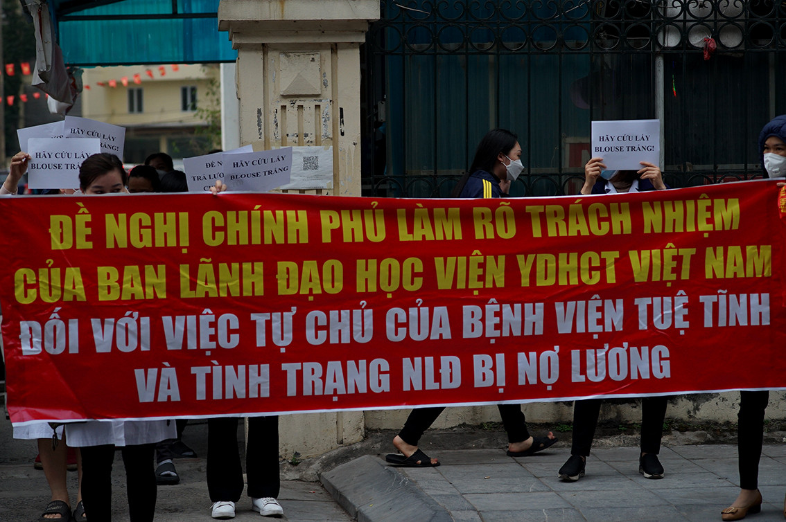 Do không đủ chi phí sinh hoạt, hầu hết các bác sĩ của Bệnh viện Tuệ Tĩnh không thể tập trung vào việc chăm sóc bệnh nhân mà vẫn phải làm các việc khác như bán hàng, giao hàng để tạm đủ sống.