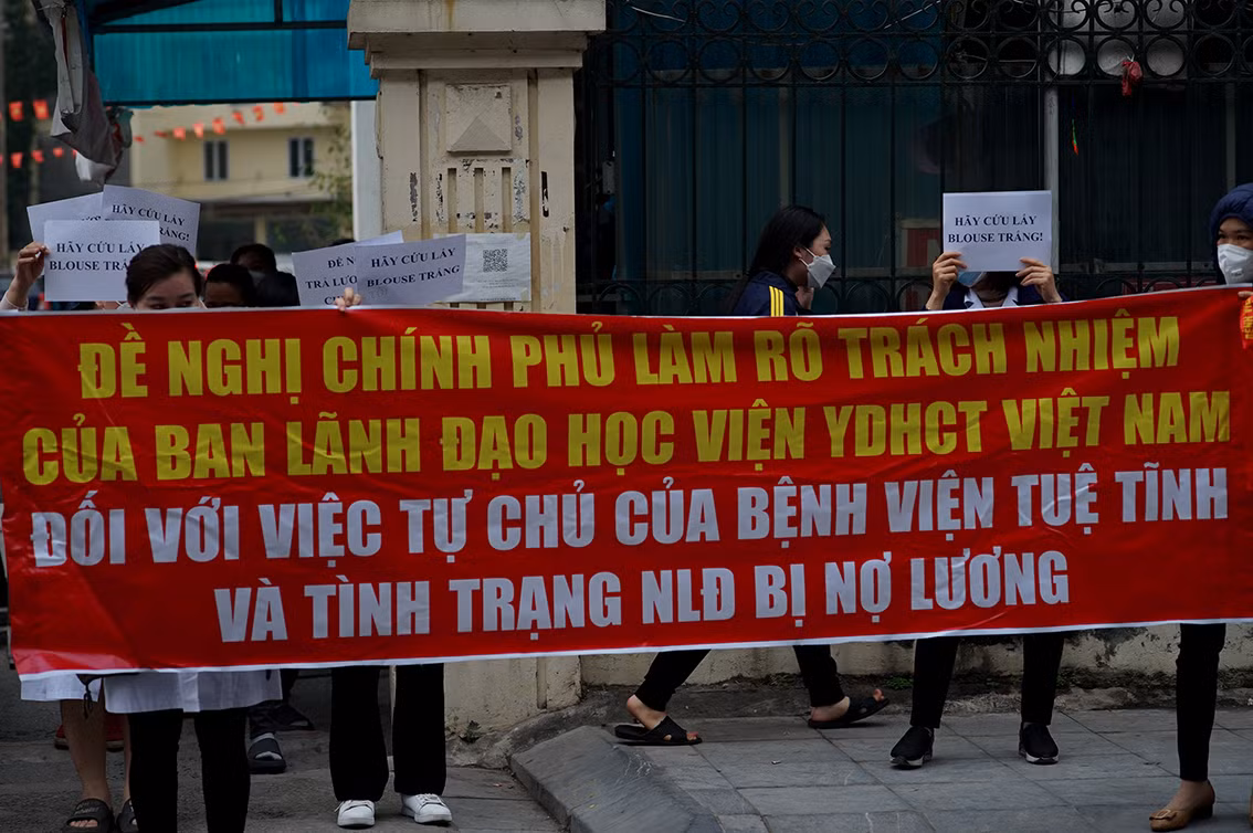 Do không đủ chi phí sinh hoạt, hầu hết các bác sĩ của Bệnh viện Tuệ Tĩnh không thể tập trung vào việc chăm sóc bệnh nhân mà vẫn phải làm các việc khác như bán hàng, giao hàng để tạm đủ sống.