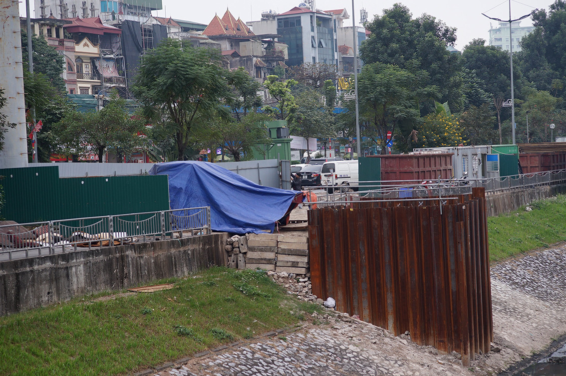 Đường đi bộ giờ chỉ còn toàn sắt thép, cần cẩu chuyện dụng chắn ngang lối đi.