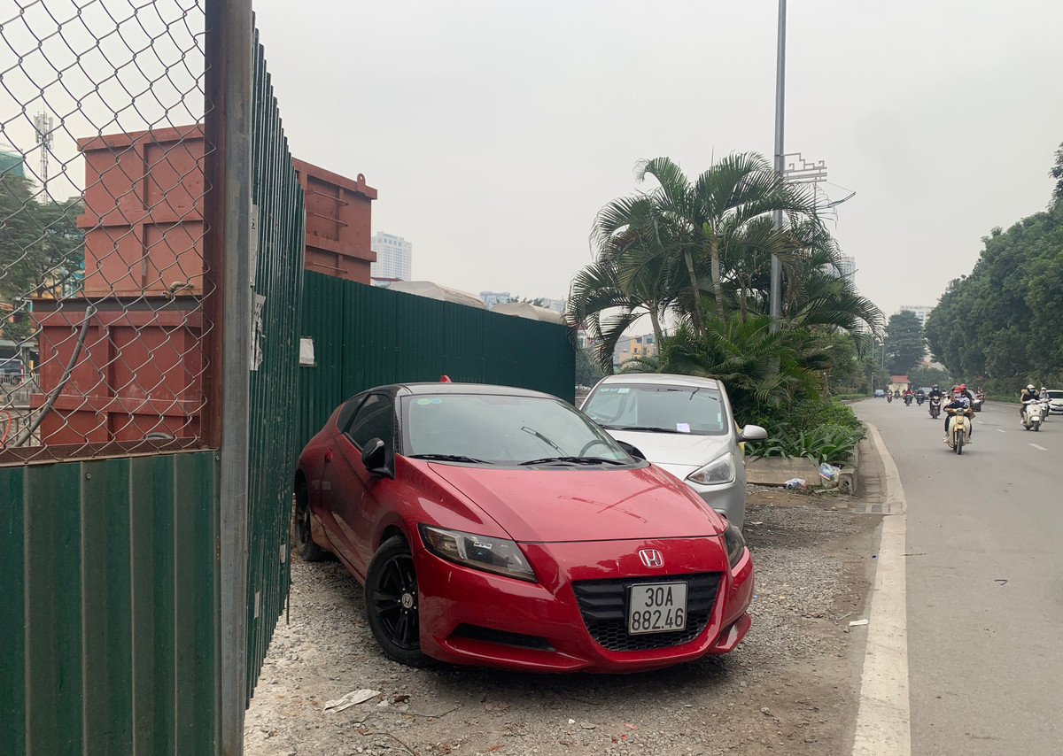 Tuyến đường này chạy qua các phố: Nguyễn Đình Hoàn, Quan Hoa, Nguyễn Khang, Nguyễn Ngọc Vũ, Giáp Nhất, Kim Giang, Vũ Tông Phan