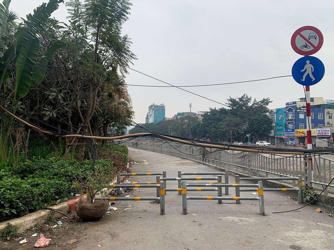 Tốn nhiều tiền xây dựng nhưng gần 2 năm nay tuyến đường đi bộ này vẫn chưa được dùng đúng mục đích. Thậm chí, lối ra vào bị dây điện chặn lại cũng không có đơn vị nào xử lý.