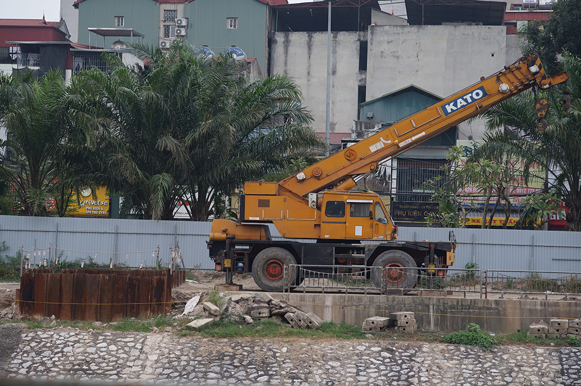 ... mà là nơi để xe chuyên dụng, cần cầu, máy ép cọc án ngữ.