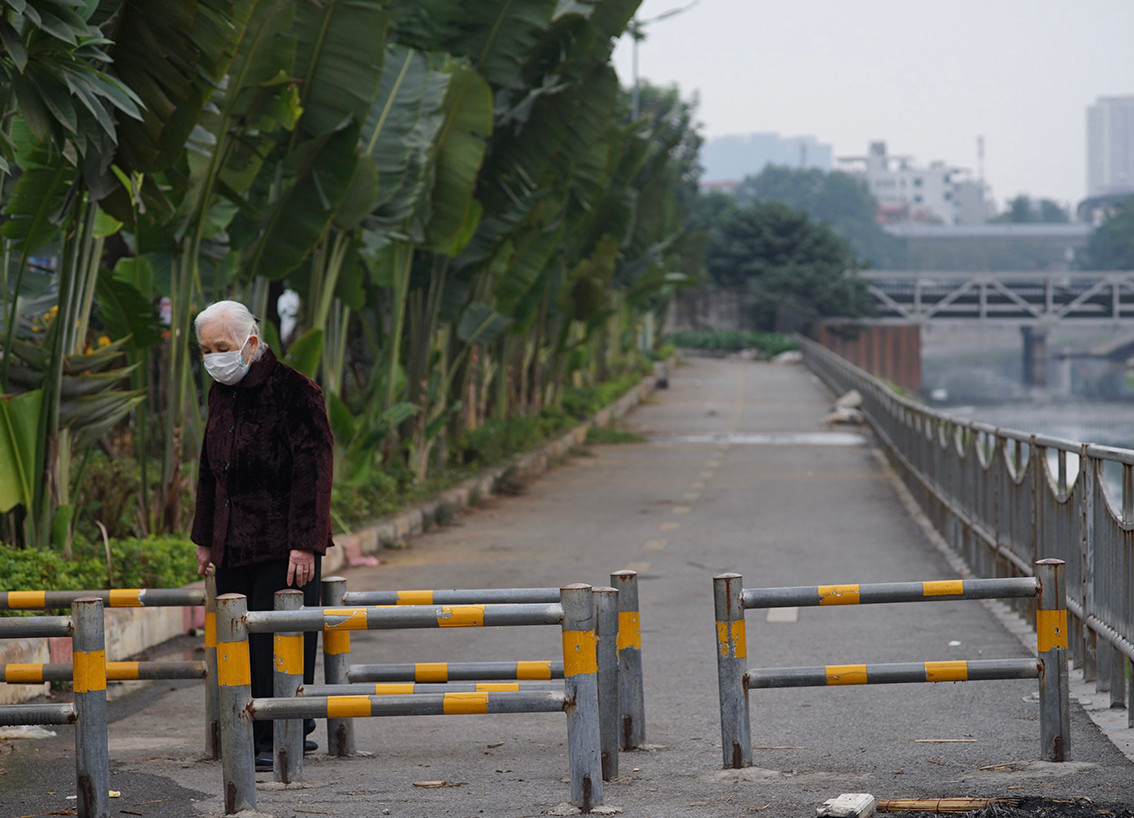 Bác Bùi Thu Hoà - trú tại đường Láng Hạ cho biết, nếu muốn đi bộ chỉ có thể đi đoạn từ Lê Văn Lương về Yên Lãng. Tuy nhiên đoạn đường này cũng rất ô nhiễm do rác thải và nhiều người phóng uế.