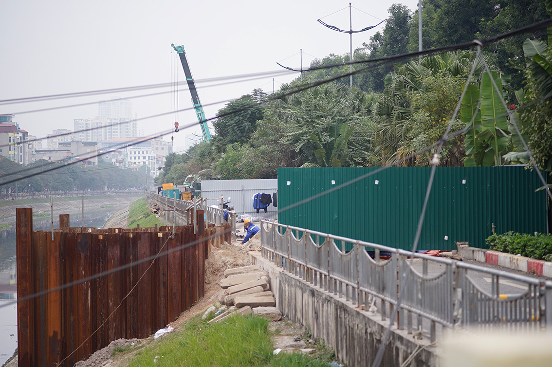 Tuyến đường cũng bị "chặt đứt" bởi nhiều công trường đặt cách nhau chưa đầy 100m.