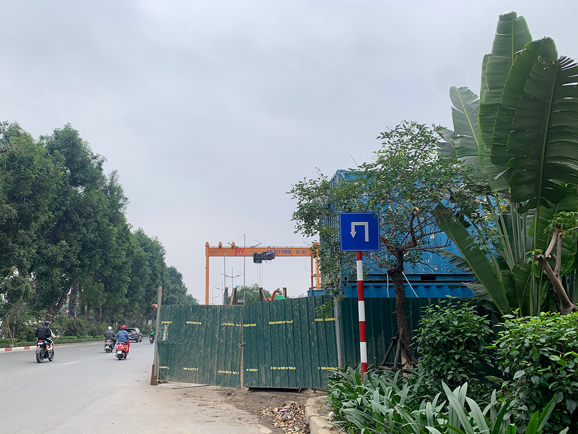 Tuy nhiên, từ khi đưa vào hoạt động đến nay tuyến đường này gần như không có người qua lại do các công trường đã chặn kín lối đi.