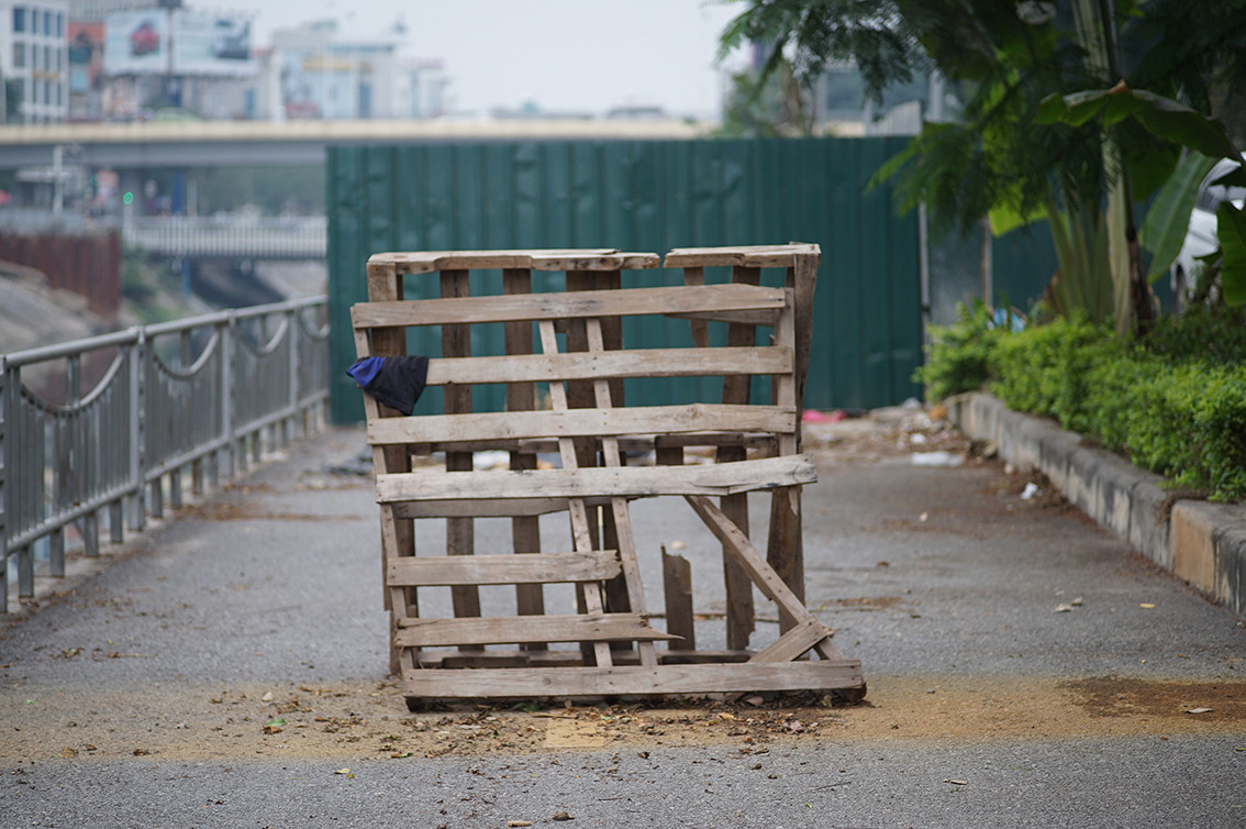 Không chỉ có công trường mà nhiều chướng ngại vật cũng được dựng lên để chặn lối đi.