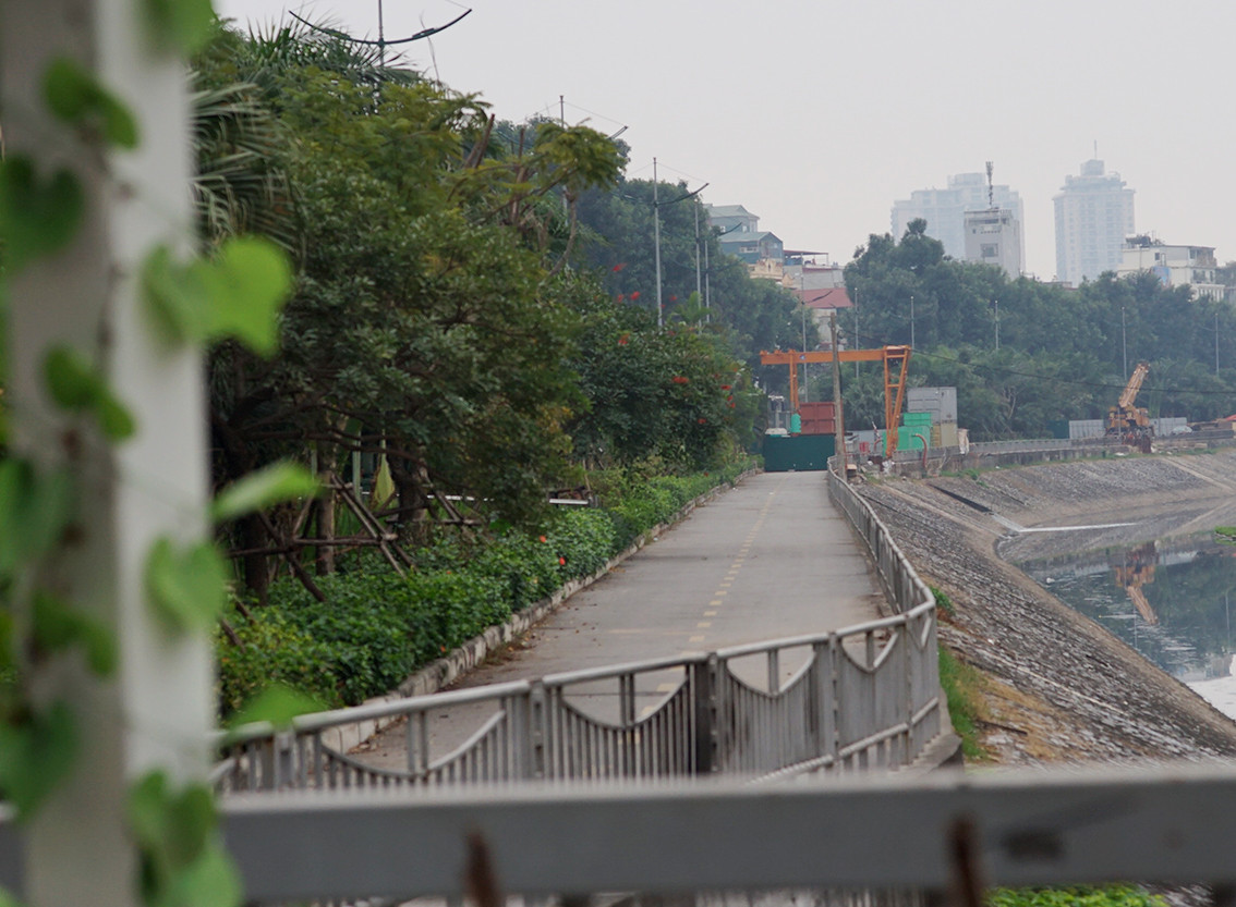 Đường đi bộ không một bóng người.