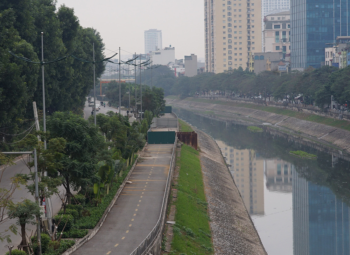 Tuy nhiên, đưa vào hoạt động chưa được bao lâu, tuyến đường đi bộ ven sông Tô Lịch của Hà Nội đã trở thành đại công trường dự án thoát nước của Thành phố.