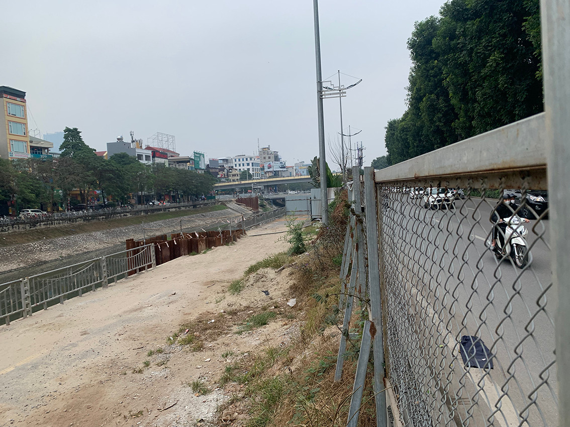 Những đoạn công trường khiến tuyến đường đi bộ dài nhất cả nước không có người qua lại.