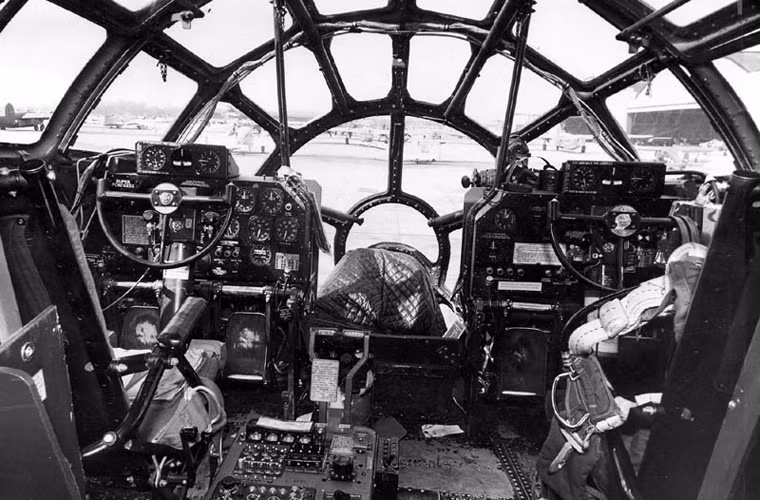 Phải cần tới phi hành đoàn lên tới 11 người để điều khiển nó gồm: hai phi công; sĩ quan ném bom; kĩ sư bay; hoa tiêu; liên lạc viên; giám sát radar; sĩ quan điều khiển hỏa lực và ba xạ thủ súng máy.