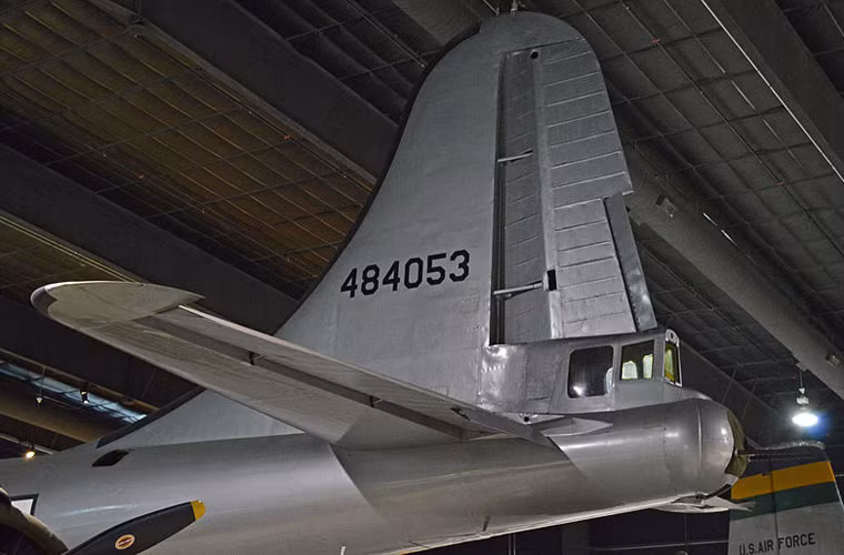 Đuôi máy bay có tháp pháo đuôi do hạ sĩ quan điều khiển, trang bị hai khẩu pháo 20mm HS.404 tốc độ bắn 700 phát/phút.