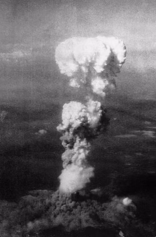 Vụ ném bom nguyên tử đầu tiên, ngày 6/8 ở thành phố Hiroshima đã ngay lập tức giết chết ít nhất 90.000 người. Trong khi vụ ném bom ngày 8/8 ở Nagasaki khiến 70.000 chết ngay tức thì. Hàng trăm nghìn người sau đó chết vì nhiễm phóng xạ nặng nề, chưa kể các di chứng thế hệ con cháu còn mãi mãi.