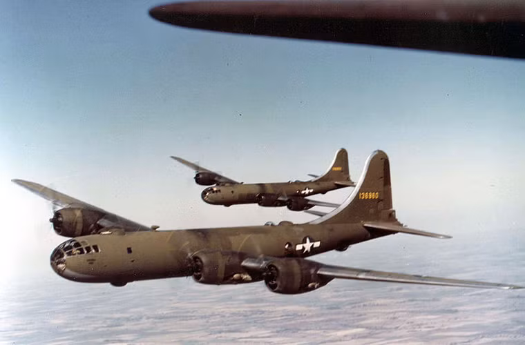 Máy bay ném bom B-29 Superfortress là một trong những máy bay lớn nhất trong Chiến tranh Thế giới thứ 2 và nhiều năm sau đó. Gần 4.000 chiếc loại này đã được công ty Boeing sản xuất từ năm 1943-1946 cho Không quân Lục quân Mỹ và Không quân Mỹ. Nó được thiết kế cho nhiệm vụ ném bom chiến lược tầm cao với tầm hoạt động xa, mang tải lớn, trần bay cao.