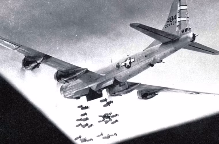 Hai khoang bom trong thân máy bay B-29 có khả năng mang 9 tấn bom.