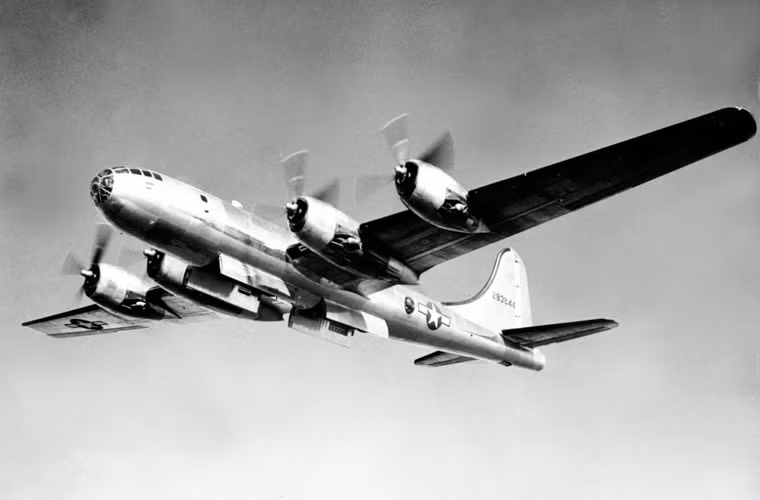 Để nâng "con khủng long" này lên bầu trời, Boeing đã trang bị cho nó bốn động cơ cánh quạt hướng tâm tuốc bin siêu tăng áp R-3350 -23 và 23A Duplex-Cyclone công suất 2.200 mã lực/chiếc cho tốc độ bay tối đa 574km/h, tầm bay lên tới 5.230km, trần bay gần 10.000m, vận tốc leo cao 4,6m/s.