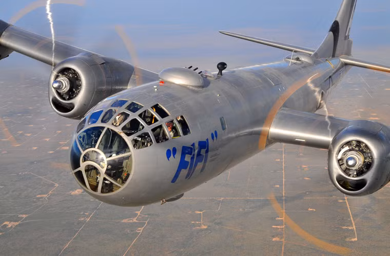 Dù có khả năng bay cao đến 10.000m, nhưng Boeing vẫn phải trang bị thêm cho máy bay ném bom B-29 các ụ súng máy ở nóc, bụng và đuôi để đề phòng tiêm kích địch. Đây là giải pháp bảo vệ máy bay ném bom chiến lược thời kỳ này trước tiêm kích đánh chặn địch do các tiêm kích hộ tống không đủ khả năng bay tầm xa để hộ vệ.