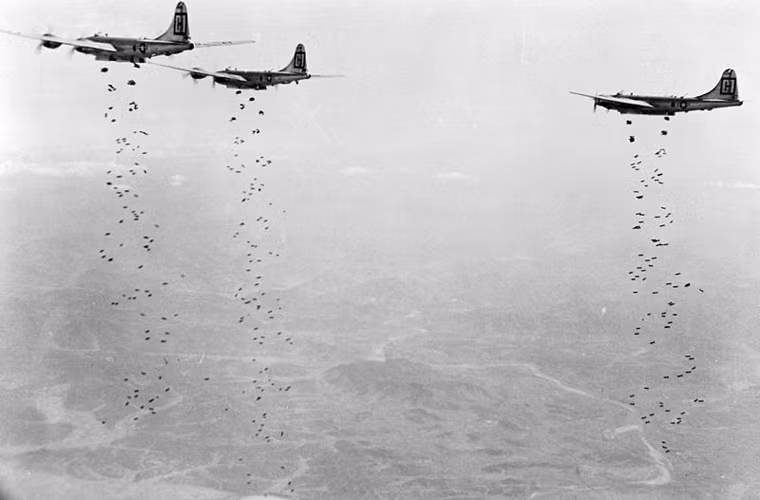 Ra đời khi cuộc Chiến tranh Thế giới thứ 2 đã ngã ngũ, máy bay ném bom B-29 chủ yếu tham gia các chiến dịch không kích quân đội phát xít Nhật đóng ở Trung Quốc, Thái Lan, các quần đảo ở Thái Bình Dương đang bị chiếm giữ, lãnh thổ Nhật Bản. Và đặc biệt là thực hiện hai phi vụ ném bom nguyên tử xuống Hiroshima và Nagasaki.