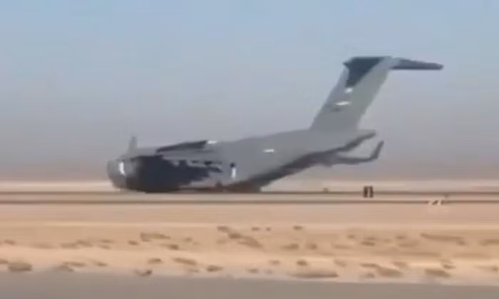 Mũi chiếc C-17 hạ dần khi máy bay giảm tốc, phần bụng mài xuống đường băng, tạo ra vệt tia lửa kéo dài. Lực lượng cứu hỏa nhanh chóng được triển khai để phun bọt làm mát, tránh gây cháy.