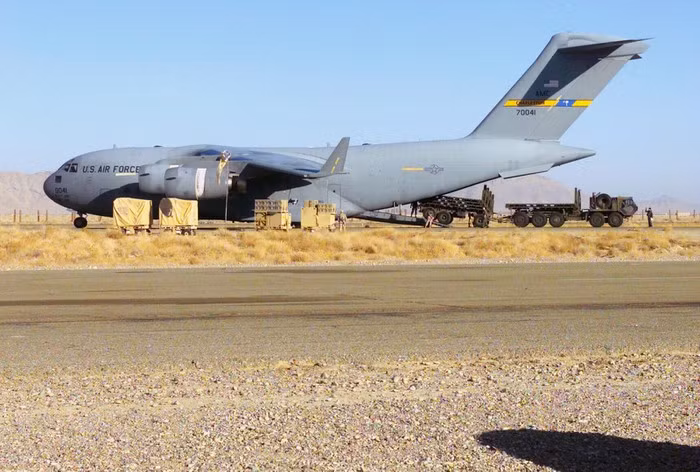 Khoang hàng của C-17 rộng 5,5 m, cao 4,6 m, cho phép nó mang trọng tải tối đa 77 tấn.