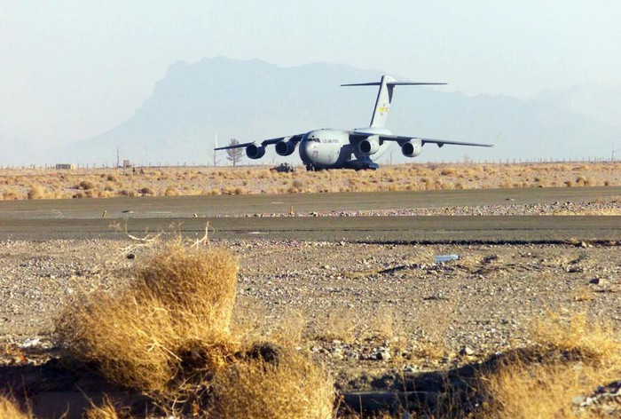 Cửa khoang máy bay, thiết kế bậc tải hàng và hệ thống neo bên trong cho phép hàng hóa được tháo dỡ nhanh chóng mà không cần các thiết bị chuyên dụng.